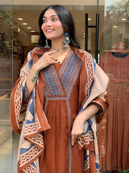 Look straight out of a dreamy movie set as  you turn around and walk in this elegant flaired suit ! The perfect of traditional wear (SWSK35)