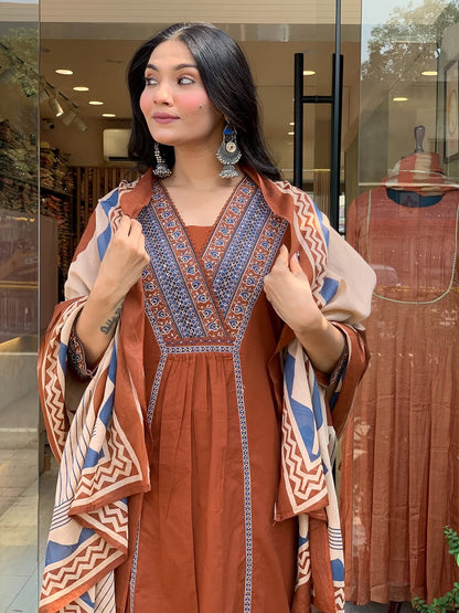 Look straight out of a dreamy movie set as  you turn around and walk in this elegant flaired suit ! The perfect of traditional wear (SWSK35)
