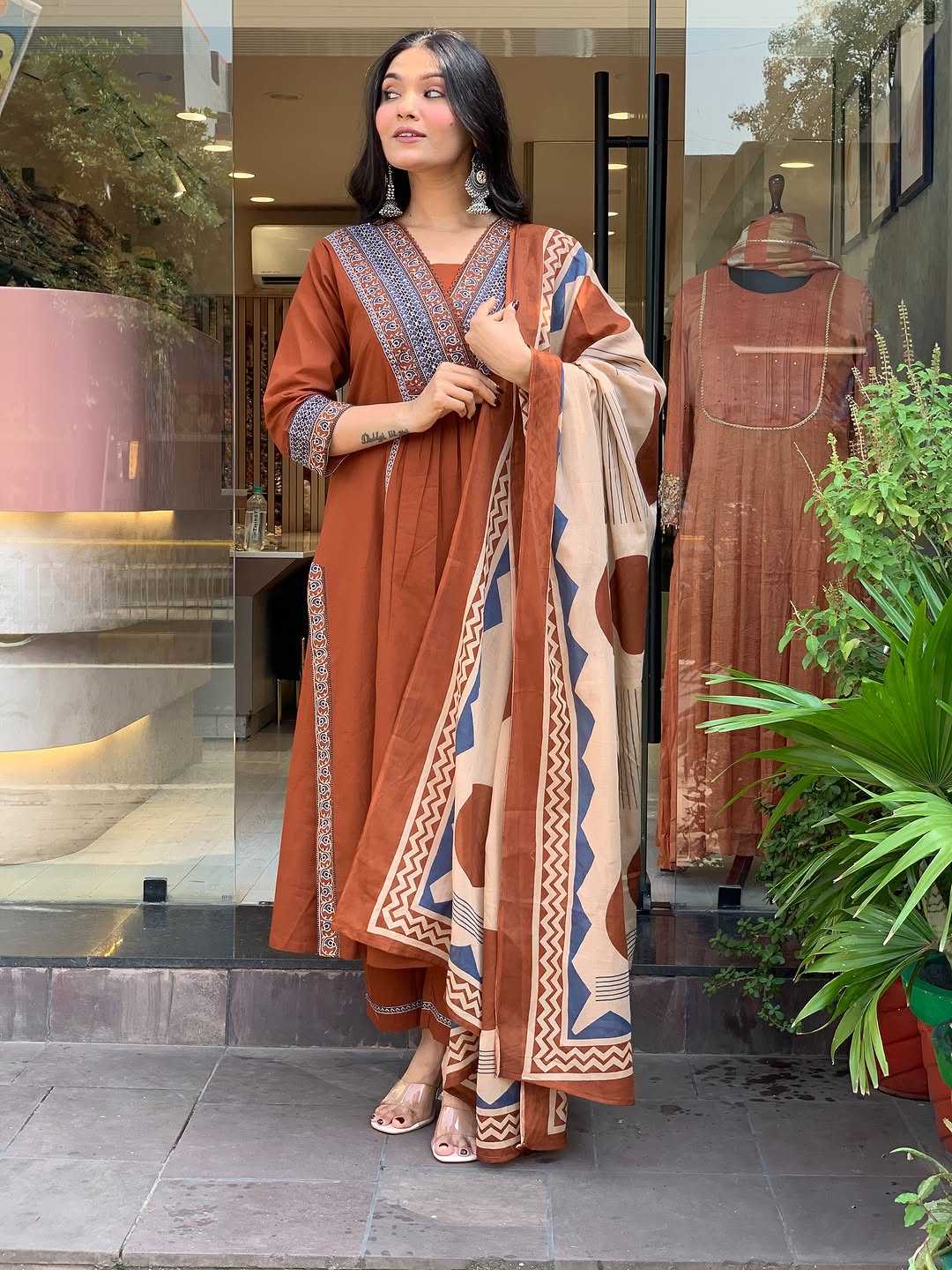 Look straight out of a dreamy movie set as  you turn around and walk in this elegant flaired suit ! The perfect of traditional wear (SWSK35)