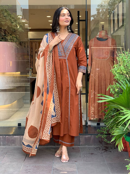 Look straight out of a dreamy movie set as you turn around and walk in this elegant flaired suit ! The perfect of traditional wear (SWSK35) - SortedMart