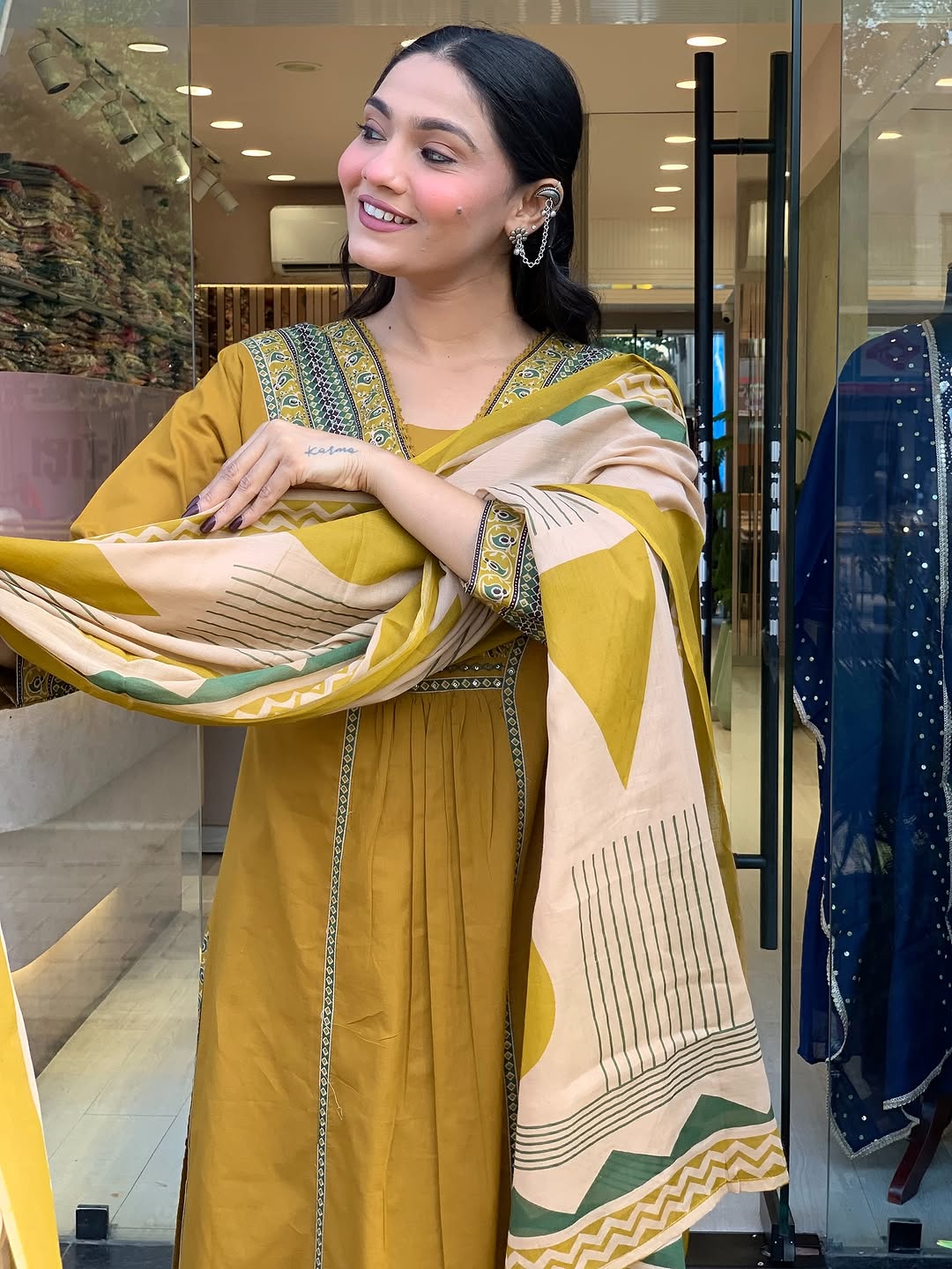 Look straight out of a dreamy movie set as you turn around and walk in this elegant flaired suit ! The perfect of traditional wear (SWSK35) - SortedMart