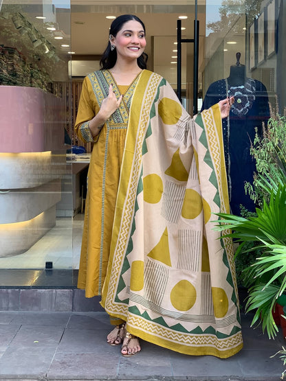 Look straight out of a dreamy movie set as you turn around and walk in this elegant flaired suit ! The perfect of traditional wear (SWSK35) - SortedMart