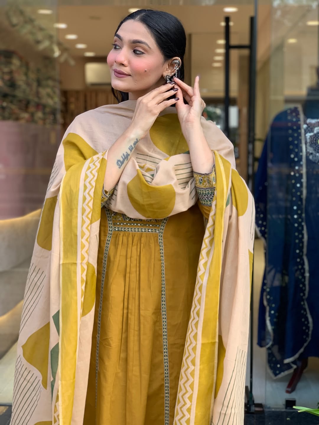 Look straight out of a dreamy movie set as you turn around and walk in this elegant flaired suit ! The perfect of traditional wear (SWSK35) - SortedMart
