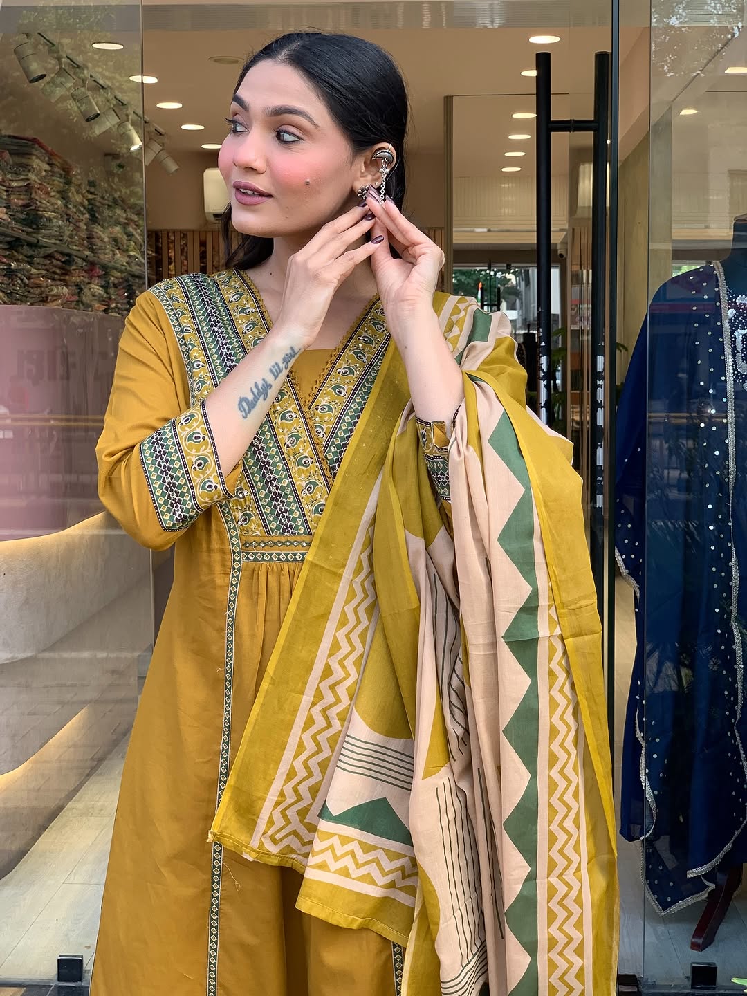 Look straight out of a dreamy movie set as you turn around and walk in this elegant flaired suit ! The perfect of traditional wear (SWSK35) - SortedMart